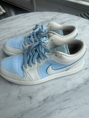 Air Jordan 1 Low SE Reverse Ice Blue Sneakers (size 9.5)
